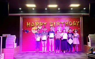 英嘉尼總公司舉辦7月份生日會和“一禾好聲音”歌唱比賽