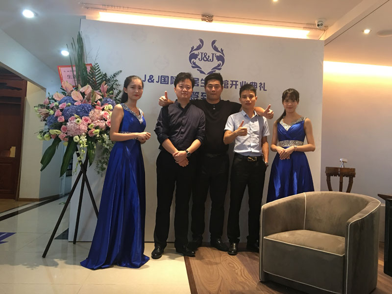 英嘉尼杜總、市場部周經(jīng)理與鄒總合影