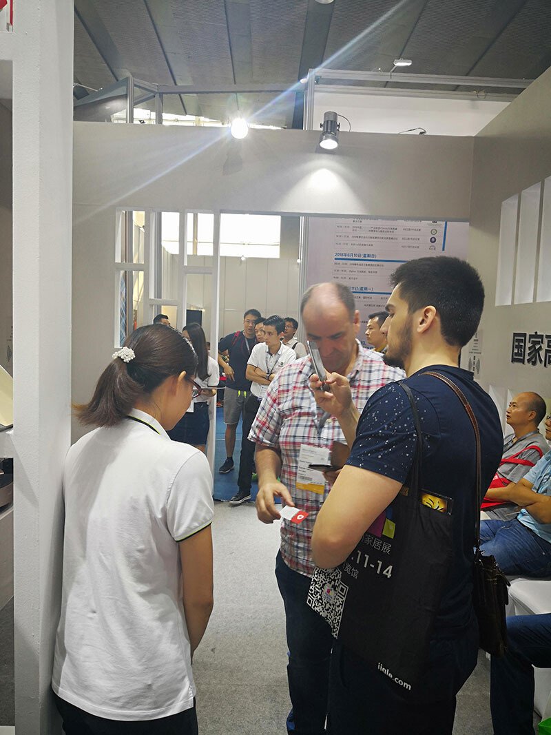 這位外國參展嘉賓對英嘉尼隱形音響很感興趣