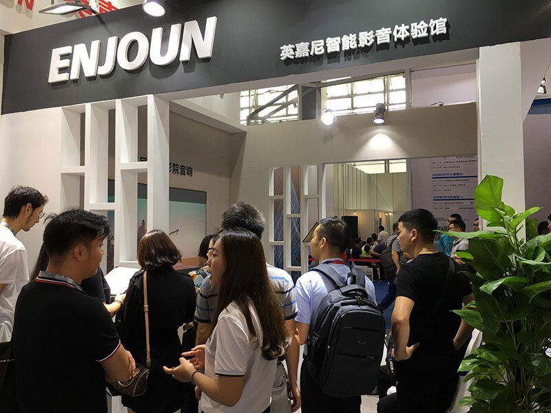 英嘉尼工作人員現(xiàn)場講解智能影院優(yōu)勢