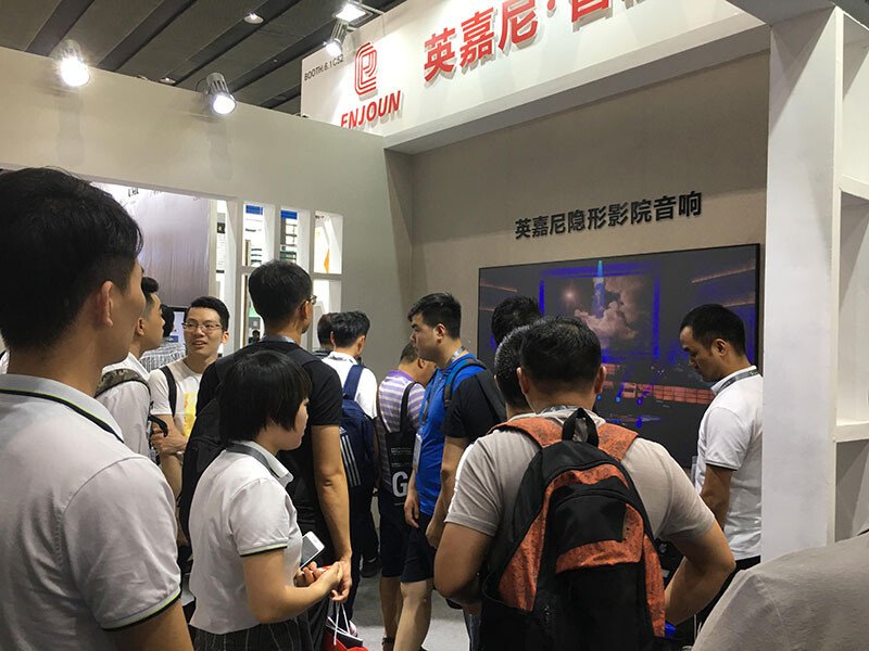 參展嘉賓體驗(yàn)英嘉尼隱形影院音響效果